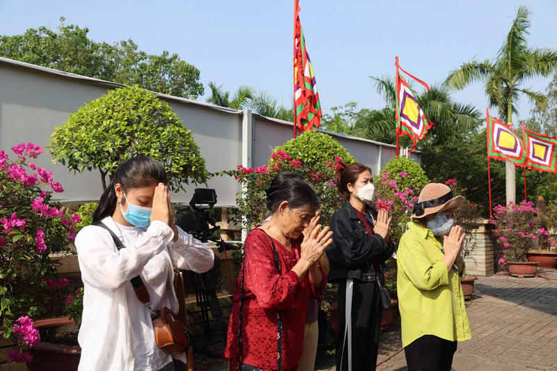 Giữa dòng người tấp nập, những khoảng lặng cầu nguyện tạo nên nét đẹp văn hóa tâm linh đặc trưng. Ảnh: Minh Anh