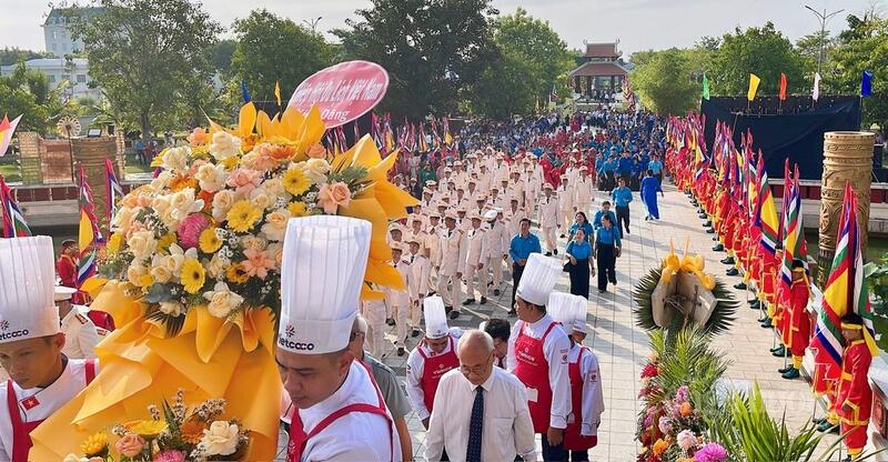 Nghi thức dâng hương được tổ chức trang trọng, thể hiện lòng biết ơn sâu sắc đối với tổ tiên, đúng với đạo lý truyền thống “Uống nước nhớ nguồn” của dân tộc. Những câu ca quen thuộc như “Dù ai đi ngược về xuôi/ Nhớ ngày Giỗ Tổ mùng mười tháng Ba” lại vang lên, nhắc nhở mỗi người con đất Việt luôn hướng về cội nguồn.