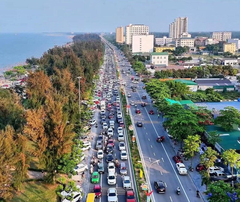 Dòng người nối nhau về biển Cửa Lò