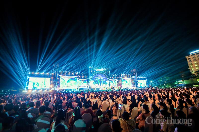 Toàn cảnh đêm khai mạc Lễ hội du lịch Sầm Sơn năm 2026 với chủ đề “Sầm Sơn - Khát vọng rực rỡ”. Ảnh: Ngô Nhung