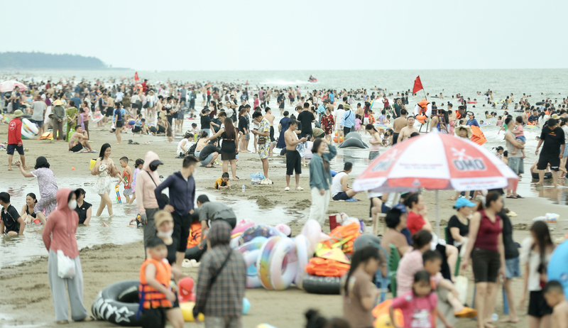 Sầm Sơn (tỉnh Thanh Hóa) là một trong những bãi biển đẹp nhất Bắc Trung Bộ và được mệnh danh là “chốn nghỉ dưỡng lý tưởng nhất Đông Dương”. Bãi biển này có hình trăng khuyết, đường bờ biển chạy dài 9km từ chân núi Trường Lệ với độ dốc, độ mặn nước biển vừa phải, rất thích hợp cho các hoạt động vui chơi, tắm biển. Ảnh: Ngô Nhung