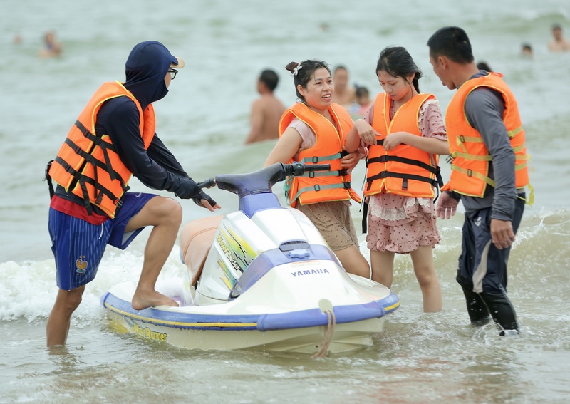 Các hoạt động trải nghiệm như mô tô nước, thuyền máy cũng được du khách lựa chọn, góp phần làm phong phú thêm hành trình khám phá biển. Sự đa dạng và linh hoạt của các dịch vụ không chỉ đáp ứng nhu cầu ngày càng cao mà còn góp phần tạo nên không khí du lịch sôi động, đầy sức sống trong những ngày nghỉ lễ cao điểm. Ảnh: Ngô Nhung