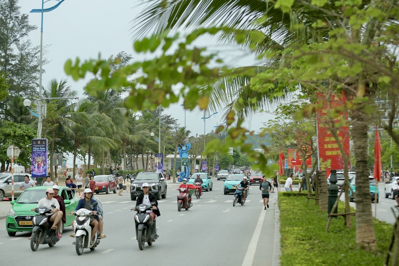 Không chỉ bãi biển, các tuyến đường trung tâm và khu vực ven biển tại Sầm Sơn cũng luôn trong tình trạng đông đúc. Nhà hàng, quán ăn tấp nập khách ra vào, nhiều nơi kín bàn từ sớm. Không khí mua bán, ăn uống nhộn nhịp kéo dài đến tận đêm. Ảnh: Ngô Nhung