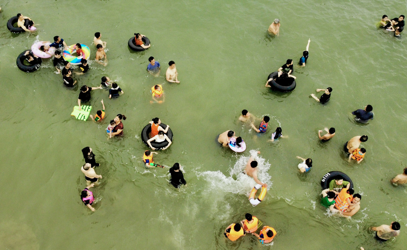 Trong ngày cuối tuần cũng là dịp nghỉ lễ Giỗ Tổ Hùng Vương, hàng nghìn người dân, du khách đã tập trung tại bãi biển Sầm Sơn (Thanh Hoá), tạo nên khung cảnh đông nghịt người. Không khí nhộn nhịp, sôi động khiến khu vực này trở thành điểm nóng thu hút đông đảo gia đình, nhóm bạn. Ảnh: Ngô Nhung