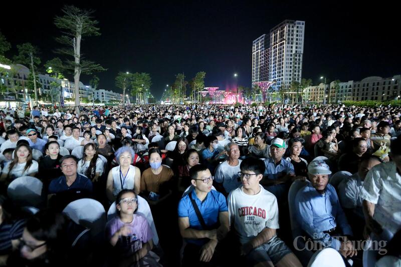 Đêm khai mạc Lễ hội du lịch Sầm Sơn năm 2026 thu hút đông đảo người dân, du khách. Ảnh: Ngô Nhung