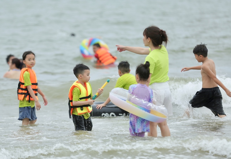 Ghi nhận của phóng viên Báo Công Thươn, từ đầu giờ chiều 26/4, trên các lối xuống biển, du khách liên tục đổ về tạo thành những dòng người nối dài. Tuy nhiên, đông nhất vào cuối giờ chiều, khi đó nắng nóng cũng ngớt, người dân ra biển tận hưởng không khí thoáng mát… Theo nhiều du khách, ngày cuối tuần thời tiết nắng nóng, lượng người đổ về đây rất đông. Ảnh: Ngô Nhung