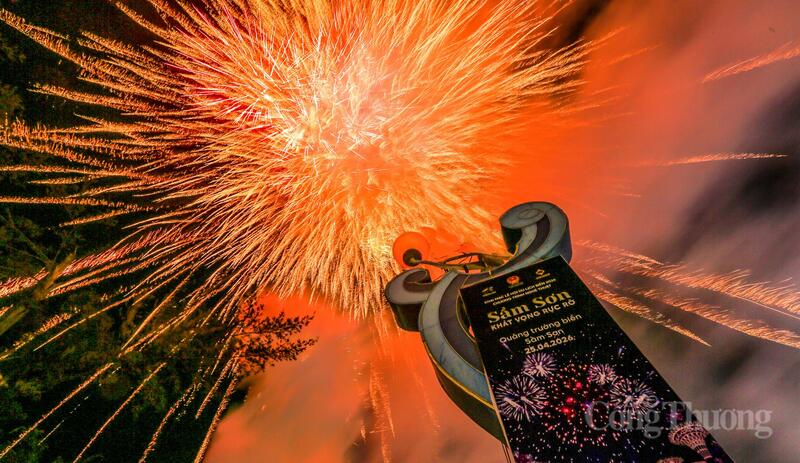 Màn bắn pháo hoa nghệ thuật rực rỡ thắp sáng bầu trời đêm Sầm Sơn, lan tỏa sắc màu lung linh trên không gian biển, hòa cùng âm nhạc sôi động và tiếng reo hò của hàng nghìn du khách, tạo nên khoảnh khắc bùng nổ cảm xúc, khép lại đêm khai mạc đầy ấn tượng. Ảnh: Ngô Nhung
