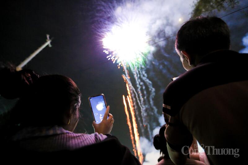 Nhiều du khách không giấu được sự thích thú, liên tục ghi lại những khoảnh khắc pháo hoa được tung bay trên mặt biển, lưu giữ trải nghiệm trọn vẹn khi đến với xứ Thanh mùa hè này. Ảnh: Ngô Nhung