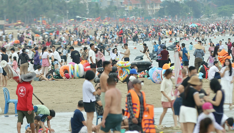 “Sầm Sơn phù hợp cho gia đình đi nghỉ lễ. Đây cũng là dịp trẻ con nhà tôi thoả thích tắm biển và chơi cát. Ngoài ra, tôi khá bất ngờ vì lượng khách năm nay tăng mạnh. Tuy đông nhưng dịch vụ ổn định, giá cả hợp lý, trải nghiệm chung vẫn rất tốt”, anh Bộ nói. Ảnh: Ngô Nhung