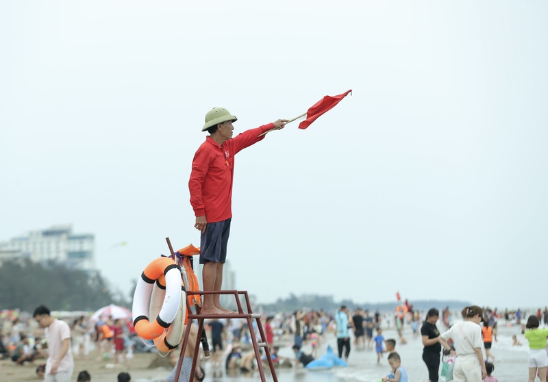 Bên cạnh sự sôi động của các hoạt động du lịch, công tác đảm bảo an toàn tắm biển tại Sầm Sơn cũng được tăng cường. Tại các điểm gác, lực lượng cứu hộ túc trực thường xuyên, quan sát, nhắc nhở du khách tuân thủ quy định. Nhờ đó, nguy cơ tai nạn, đuối nước được hạn chế, giúp du khách yên tâm vui chơi. Ảnh: Ngô Nhung