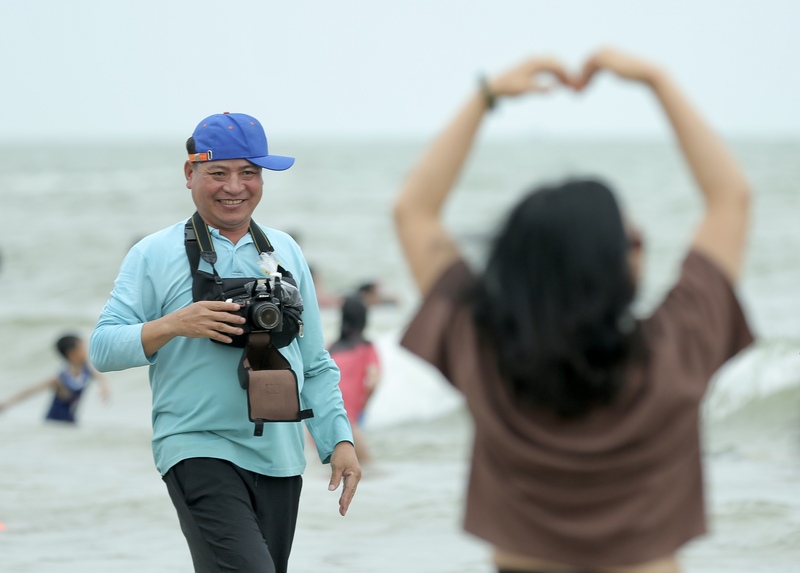 Lượng du khách tăng cao kéo theo sự phát triển mạnh mẽ của các loại hình dịch vụ tại Sầm Sơn. Dọc bãi biển, hàng loạt dịch vụ chụp ảnh lưu niệm hoạt động nhộn nhịp, ghi lại những khoảnh khắc vui vẻ của du khách. Ảnh: Ngô Nhung