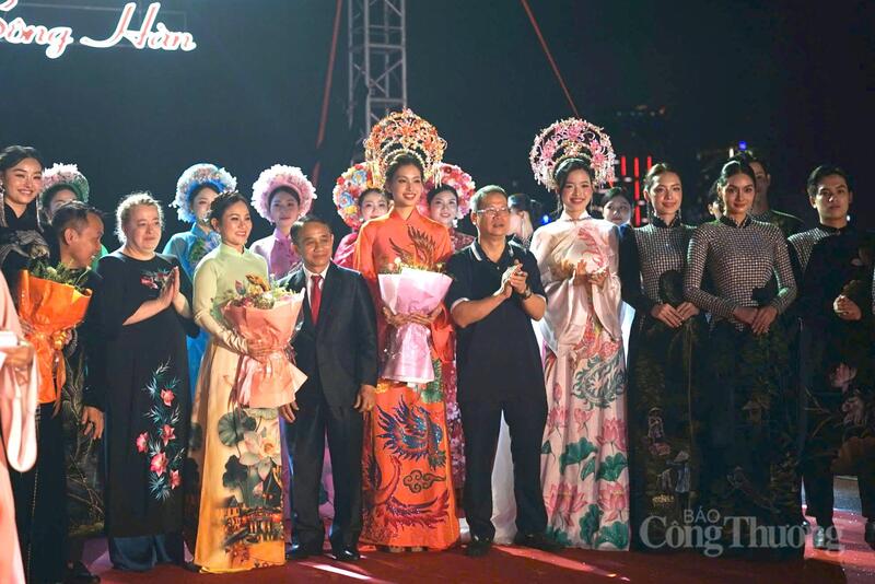 Lãnh đạo TP. Đà Nẵng tặng hoa các nhà thiết kế và nghệ sĩ tham gia chương trình.