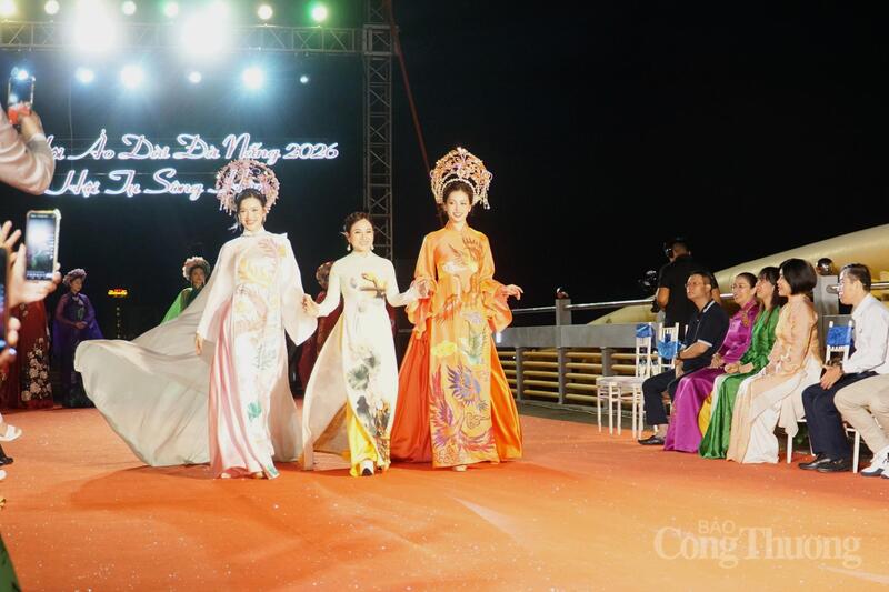 Lấy cảm hứng từ vẻ đẹp sông Hàn như một dải lụa mềm, nhà thiết kế Nguyễn Lan Vy đã gửi gắm vào bộ sưu tập “Hương sắc Hàn Giang” một bản hòa ca tinh tế của sắc màu, đường nét và cảm xúc.