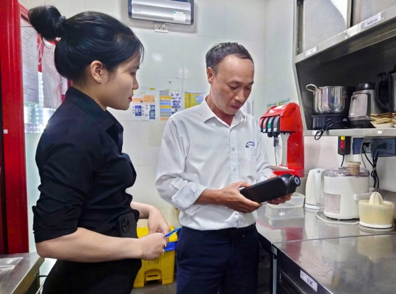 Đoàn kiểm tra tiến hành rà soát trực tiếp nguồn gốc nguyên liệu và điều kiện bảo quản thực phẩm tại các sơ sở kinh doanh. Ảnh: Chi cục An toàn thực phẩm TP. Đà Nẵng.