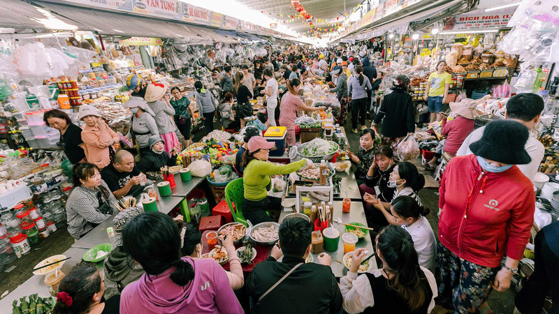 Khu ẩm thực chợ Cồn thu hút lượng lớn khách du lịch đến trải nghiệm. Ảnh: Diễm Phúc