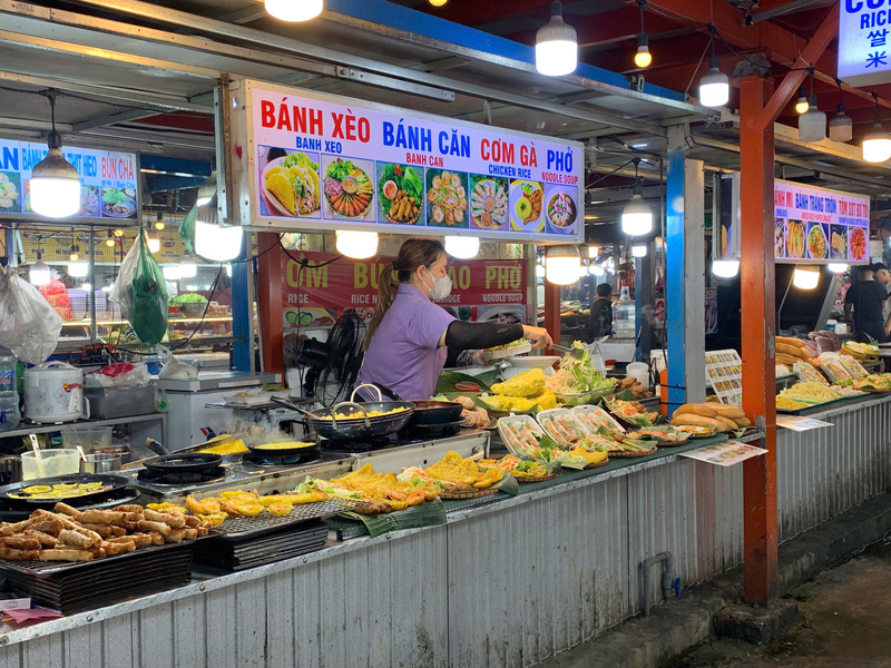 Ý thức đảm bảo vệ sinh an toàn thực phẩm của tiểu thương tại Đà Nẵng ngày càng được nâng cao trong mùa cao điểm. Ảnh: Diễm Phúc