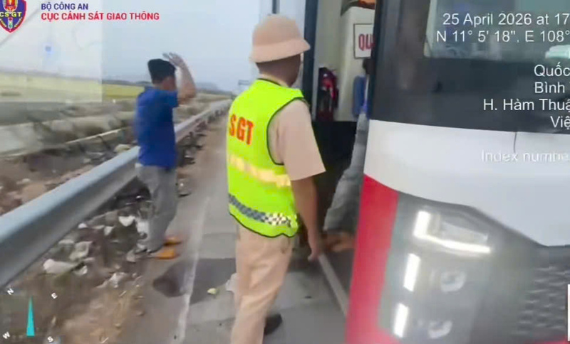 Lực lượng cảnh sát giao thông kiểm tra xe khách biển kiểm soát 76B-013.57 chở quá số người quy định. Ảnh: Cục Cảnh sát giao thông