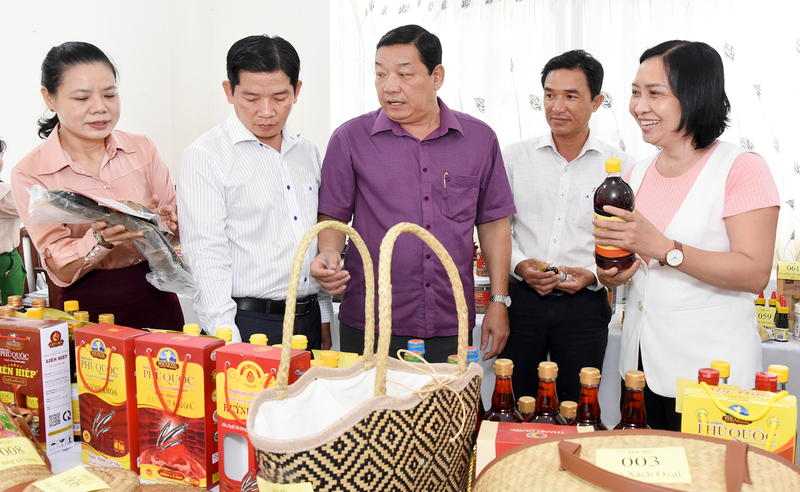 Sản phẩm công nghiệp nông thôn tiêu biểu được hỗ trợ tham gia các hoạt động xúc tiến thương mại. Ảnh minh hoạ