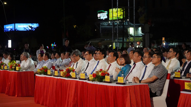 Các đại biểu tham dự lễ khai mạc