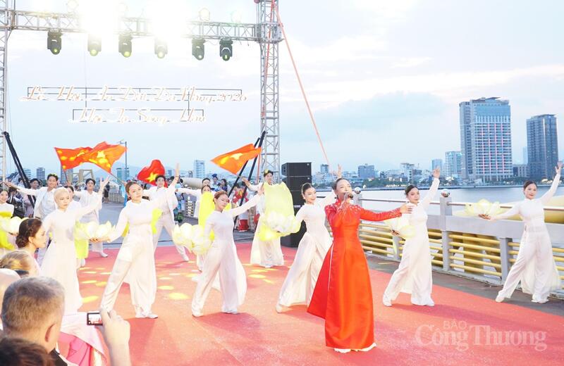 Tối 26/4, tại chân cầu Nguyễn Văn Trỗi, Sở Văn hóa, Thể thao và Du lịch TP. Đà Nẵng tổ chức chương trình nghệ thuật bế mạc Lễ hội Áo dài Đà Nẵng năm 2026.