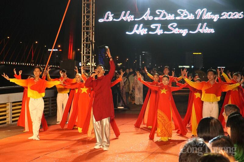 Chương trình nghệ thuật “Hội tụ sông Hàn” diễn ra tại cầu Nguyễn Văn Trỗi khép lại hành trình rực rỡ của Lễ hội Áo dài Đà Nẵng với chủ đề “Tinh hoa áo Việt – sắc lụa sông Hàn”.