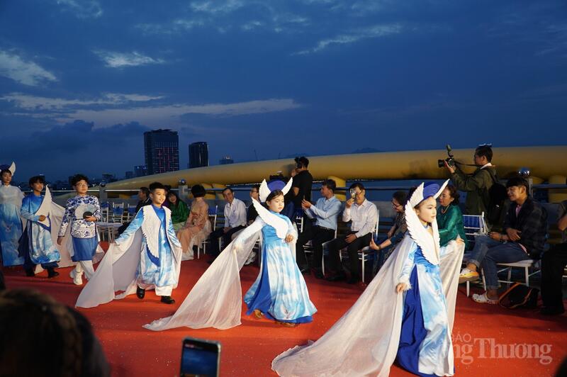 Mở đầu chương trình là Bộ sưu tập Áo dài “Những cánh chim Hòa Bình” của Nhà thiết kế Nhật Thực. Lấy cảm hứng từ hình ảnh những cánh chim tung bay giữa bầu trời tự do, bộ sưu tập gửi gắm thông điệp về một thế giới không còn chia cắt, nơi con người sống chan hòa, yêu thương và tôn trọng lẫn nhau.