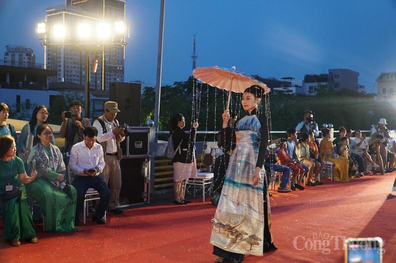 Bộ sưu tập áo dài “Sắc son Đà Nẵng" của Nhà thiết kế Thịnh Nguyễn.