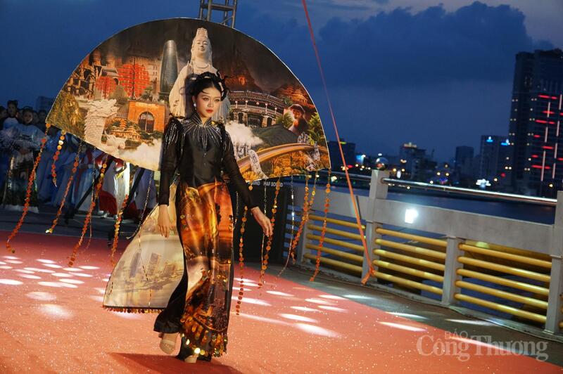 Bộ sư tập là bản hòa ca giữa thời trang truyền thống và vẻ đẹp sống động của TP. Đà Nẵng hiện đại không ngừng phát triển. Lấy cảm hứng từ những địa danh du lịch nổi tiếng, từng thiết kế được chăm chút tỉ mỉ như một bức tranh, nơi hình ảnh Đà Nẵng hiện lên đầy tự hào và thi vị.