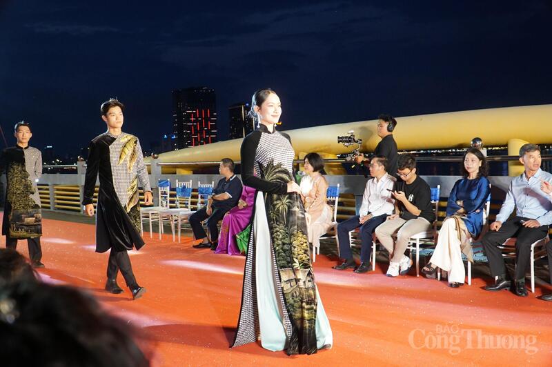 Bộ sưu tập Áo dài Việt Nam kiên trung của nhà thiết kế Việt Hùng.