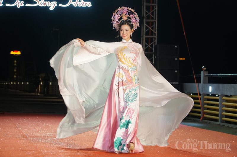 Những tà áo dài thướt tha đã kể câu chuyện về bản sắc Việt, về vẻ đẹp dịu dàng mà kiêu hãnh của văn hoá con người Việt Nam.