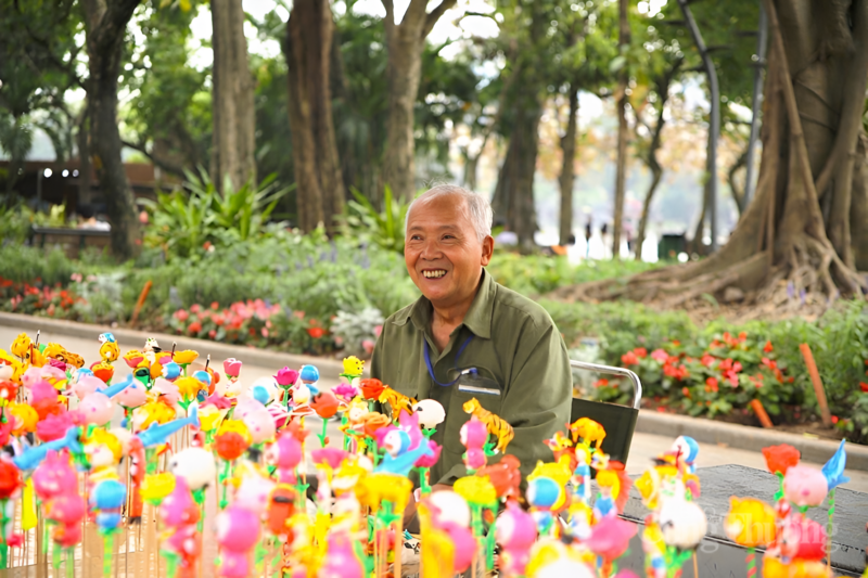 Giữa dòng người tấp nập, nụ cười của người bán hàng mang theo một nét đẹp ấm áp, như một lát cắt giản dị của văn hóa Hà Nội. Vì thế tò he trở thành cầu nối nhỏ bé nhưng giàu ý nghĩa giữa du khách và đời sống truyền thống của Thủ đô. Ảnh: Minh Hương