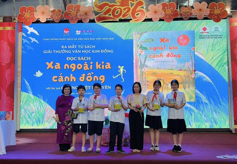 Các em học sinh có buổi giao lưu đầy ý nghĩa với nhà văn Cao Nguyệt Nguyên.