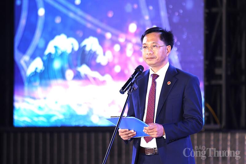 Tại buổi lễ, ông Võ Tá Nhân - Chủ tịch UBND xã Thiên Cầm, Trưởng ban Tổ chức Lễ khai trương du lịch biển Hà Tĩnh năm 2026 bày tỏ, Thiên Cầm - “cung đàn trời” của Hà Tĩnh, sở hữu vẻ đẹp quyến rũ với bãi cát trắng mịn, nước biển trong xanh, đường bờ biển uốn cong mềm mại như hình cánh cung. Tất cả hòa quyện tạo nên khung cảnh thơ mộng, hữu tình. Đây không chỉ là điểm đến nghỉ dưỡng mà còn là vùng đất giàu giá trị lịch sử, văn hóa, với những địa danh tiêu biểu như: làng chài Cẩm Nhượng, chùa Cầm Sơn.