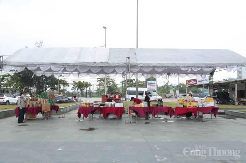 Trong khuôn khổ chuỗi hoạt động khai trương du lịch biển năm 2026, sự xuất hiện của các gian hàng trưng bày sản phẩm OCOP (Chương trình mỗi xã một sản phẩm) tại Khu du lịch Thiên Cầm (xã Thiên Cầm, tỉnh Hà Tĩnh) không chỉ là điểm dừng chân hấp dẫn du khách mà còn mở ra hướng đi hiệu quả trong việc gắn kết đặc sản địa phương với phát triển kinh tế du lịch.