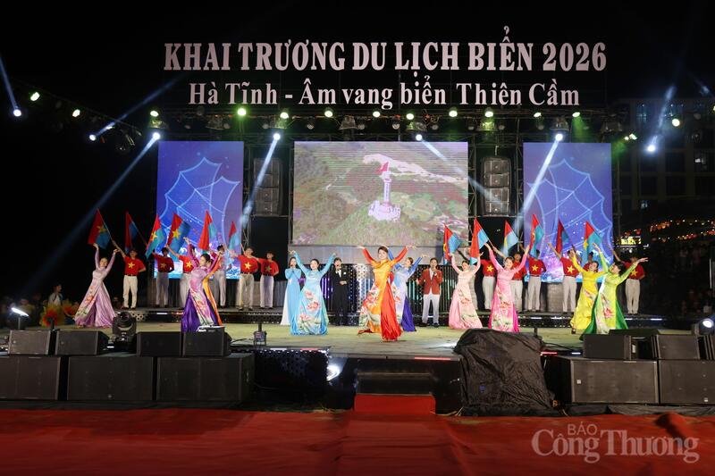 Ngay sau phần khai mạc là chương trình nghệ thuật đặc sắc với chủ đề: “Hà Tĩnh – Âm vang biển Thiên Cầm”. Chương trình gồm 3 phần: “Hà Tĩnh - Một khúc tâm tình”; “Khát vọng biển xanh” và “Hà Tĩnh - Cánh cửa tương lai” với sự thể hiện của nhiều nghệ sỹ, ca sỹ nổi tiếng.