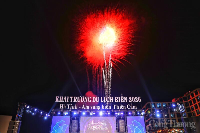 Sau chương trình nghệ thuật là màn bắn pháo hoa đặc sắc chào mừng thành công lễ khai trương.