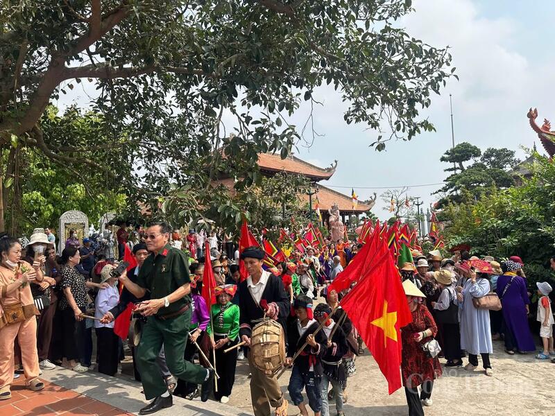 Đông đảo nhân dân, du khách về dâng hương, chiêm bái tại Đại lễ Giỗ Tổ Hùng Vương tại Khu di tích chùa Tháp Tường Long, TP. Hải Phòng.