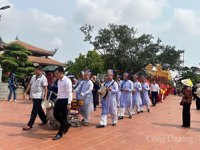 Lãnh đạo phường Đồ Sơn, TP. Hải Phòng và đông đảo nhân dân, phật tử tại ngày Đại lễ Giỗ Tổ Hùng Vương.