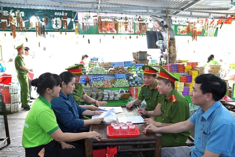 Lực lượng Cảnh sát kinh tế Công an tỉnh Phú Thọ kiểm tra cơ sở kinh doanh tại lễ hội Đền Hùng năm 2026. Ảnh: Công an tỉnh Phú Thọ