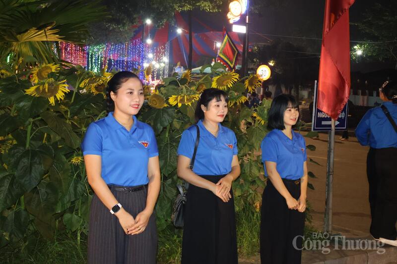 Các tình nguyện viên có mặt từ sớm, hỗ trợ người dân và du khách.