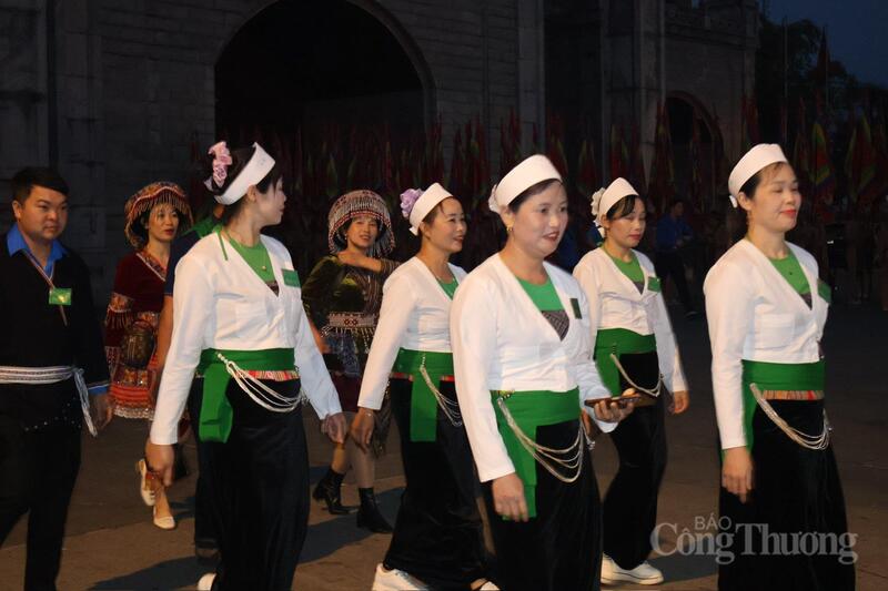 Các đoàn dâng hương, rước kiệu, tế lễ đã có mặt từ sáng sớm, sẵn sàng phục vụ nghi lễ.