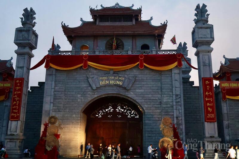 Trong màn sương sớm 3h sáng, Đền Hùng vẫn rộn ràng nhịp chờ Giỗ Tổ.