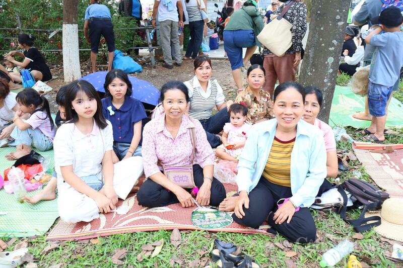 Người dân háo hức trải chiếu, chờ đón chính lễ Giỗ Tổ tại Đền Hùng. Ảnh: Phương Hà, Thuý Hường