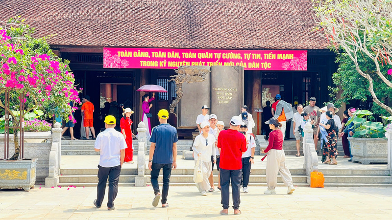 Người dân về Nhà tưởng niệm Chủ tịch Hồ Chí Minh để dâng hương, dâng hoa bày tỏ lòng biết ơn vô hạn đối với công lao trời biển của Người.