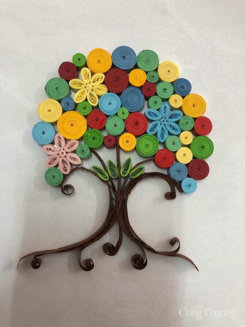 Tác phẩm cây hoa rực rỡ được tạo hình từ những sợi giấy cuốn thủ công, thể hiện sự tỉ mỉ, sáng tạo và giá trị nghệ thuật từ vật liệu tái chế của Nghệ nhân Đặng Hữu Tiến. Ảnh: Lê Hà