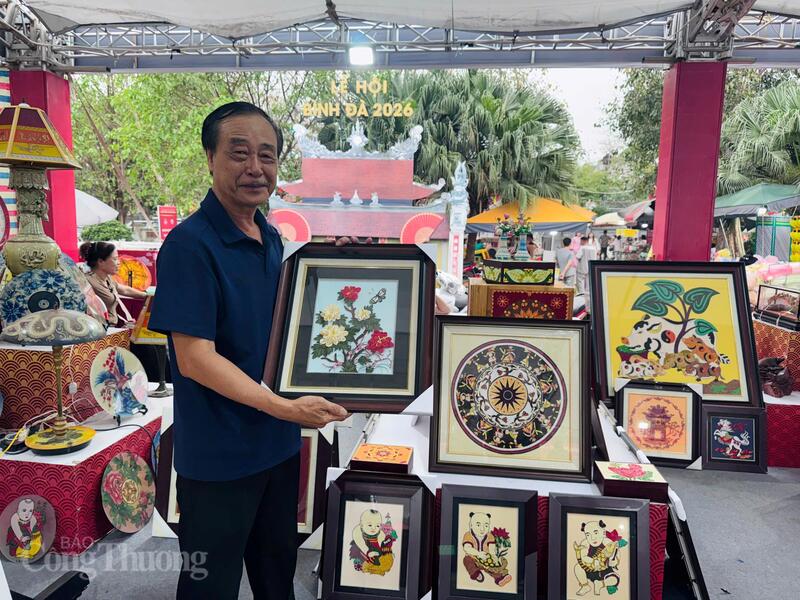 Nghệ nhân Đặng Hữu Tiến giới thiệu sản phẩm tranh cuốn giấy nghệ thuật tại gian trưng bày trong lễ hội Bình Đà 2026, xã Bình Minh (TP. Hà Nội). Ảnh: Lê Hà