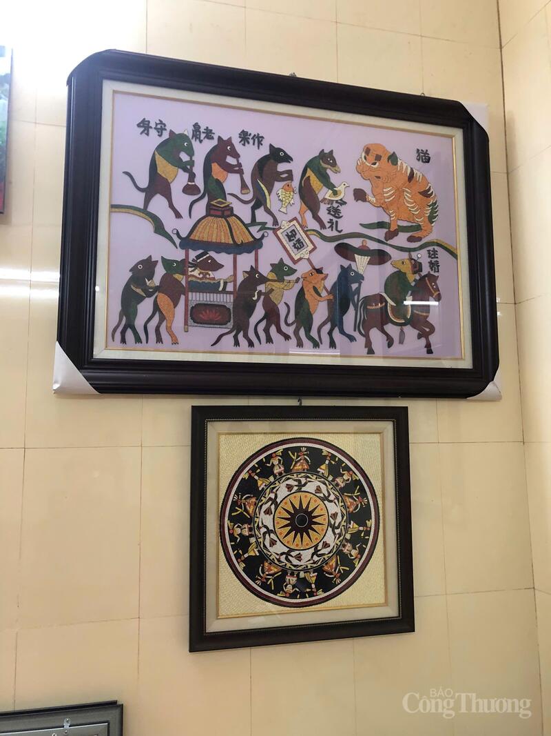 Bức tranh Đám cưới chuột và Trống đồng được nghệ nhân Đặng Hữu Tiến tạo ra từ những sợi giấy tái chế, mang đậm bản sắc văn hóa Việt.