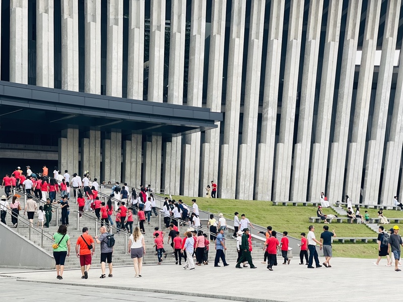 Phía ngoài cổng ra vào có rất nhiều người dân ở khắp mọi miền Tổ quốc tập trung về đây, không gian các lối đi luôn đông nghịt người. Đặc biệt, các khu vực trưng bày khí tài thu hút người dân đến chiêm ngưỡng, tìm hiểu về lịch sử dân tộc. Ảnh: Mai Linh