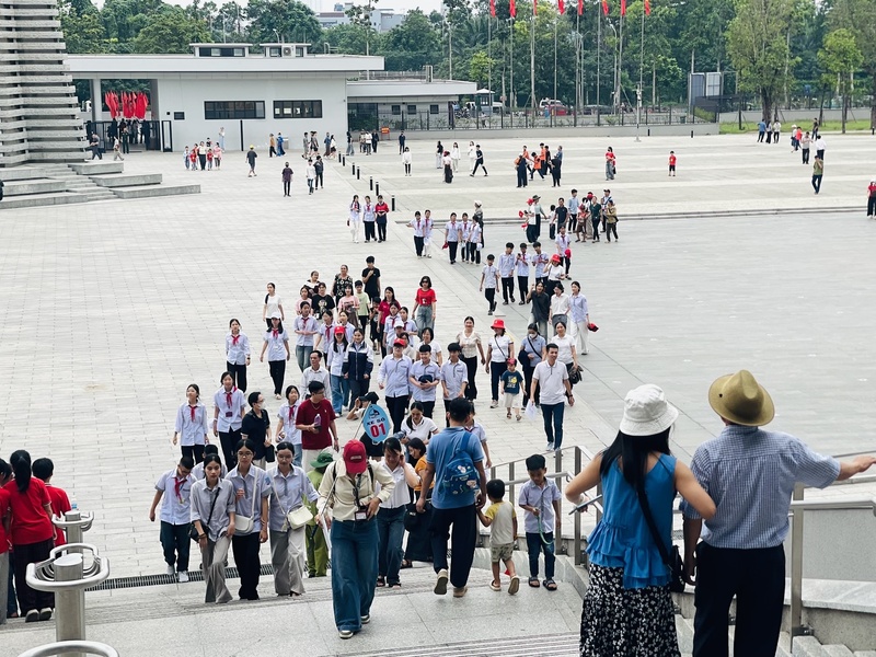 Ngoài khuôn viên, từng dòng người trong sắc áo cờ đỏ sao vàng rạng rỡ vào tham quan bảo tàng. Đây là điểm đến hấp dẫn cho các em nhỏ, học sinh tham quan, tri ân, tìm hiểu về công lao của cha ông, góp phần giáo dục truyền thống “uống nước nhớ nguồn” cho các mầm non tương lai của đất nước. Ảnh: Mai Linh