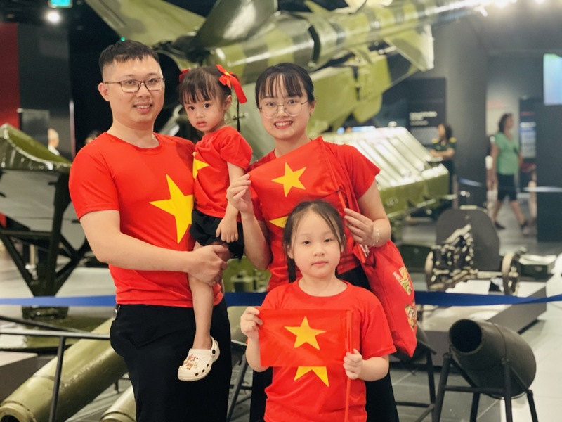 Anh Trần Minh Quang (Tây Mỗ, Hà Nội) cho biết: “Nhân dịp nghỉ lễ Giỗ Tổ Hùng Vương, tôi cùng vợ đưa các con đến tham quan bảo tàng và mong muốn cho hai cháu tìm hiểu về lịch sử. Các cháu được tận mắt thấy xe tăng, vũ khí chỉ có trên tranh, ảnh, tivi nên rất phấn khích. Tôi nghĩ đây cũng là dịp tốt để các con học và hiểu thêm nhiều về lịch sử Việt Nam”. Ảnh: Mai Linh